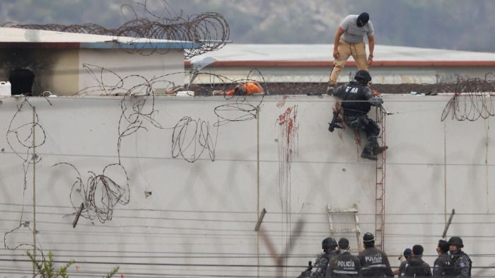 Policias y Militares investigan una masacre en las carceles de Guayaquil