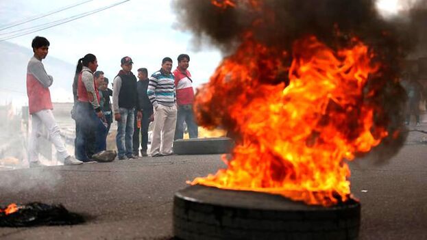 Joven que fue de visita a Perú de EEUU, es confundido con llanta y prendido fuego por manifestantes .