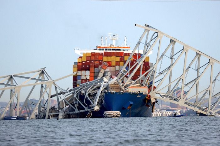 Un carguero choca y derriba el mayor puente de Baltimore