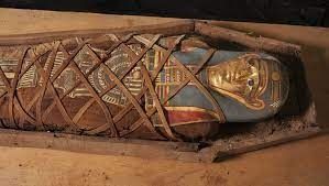 IMPACTANTE! Desentierran momia en el antiguo Egipto con el simbolo de BITCOIN en el pecho.