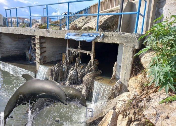 La estatua de los delfines saltarines ya luce en el nuevo Lago Marítimo