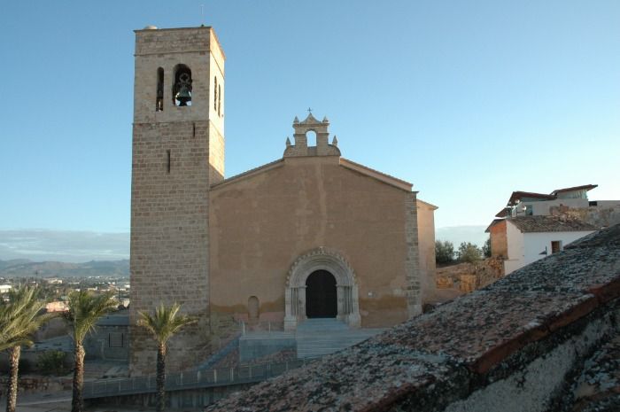 Un terremoto derrumba la Iglesia de La sangre de LLiria y cae sobre una vivienda cercana