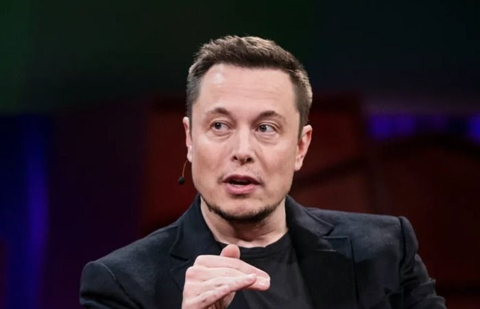 Elon Musk anuncia ser empleado