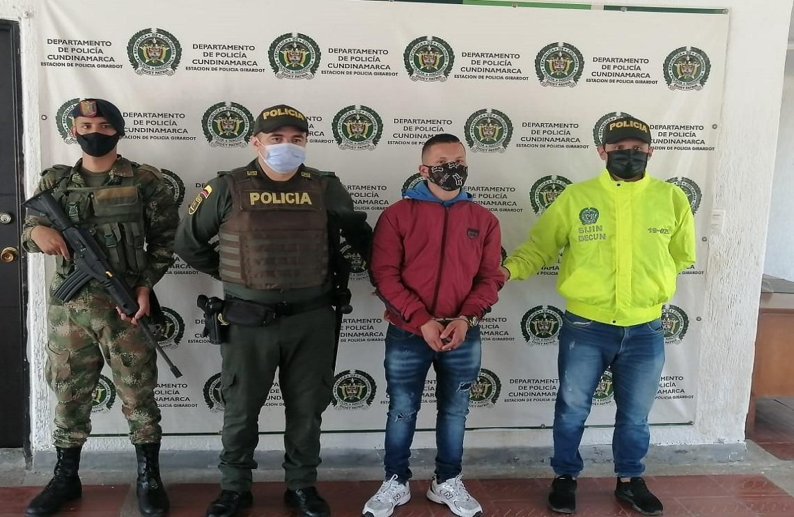 Delincuente se escapa descaradamente de la carcel ya hubo 15 denuncias y 14 vigtimas por los lugares de Merellin y Bogota