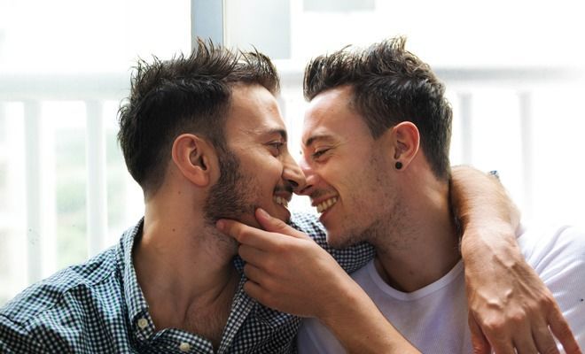 Estudios afirman que si los amigos se besan se vuelven mas hombres!