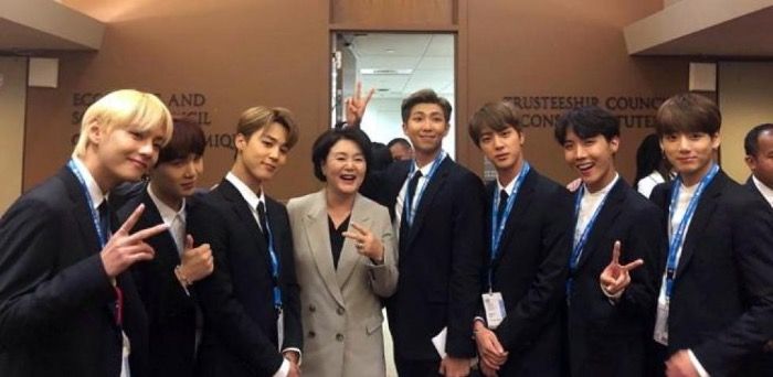 BTS junto a la directora de la ONU de Corea del Sur cream vacuna surcoreana.
