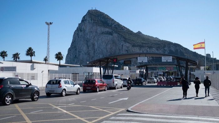 Energúmeno forma la grande en la frontera de Gibraltar