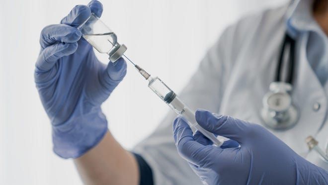 Denuncias en centros de salud por simular la inyeccion de la vacuna del Covid