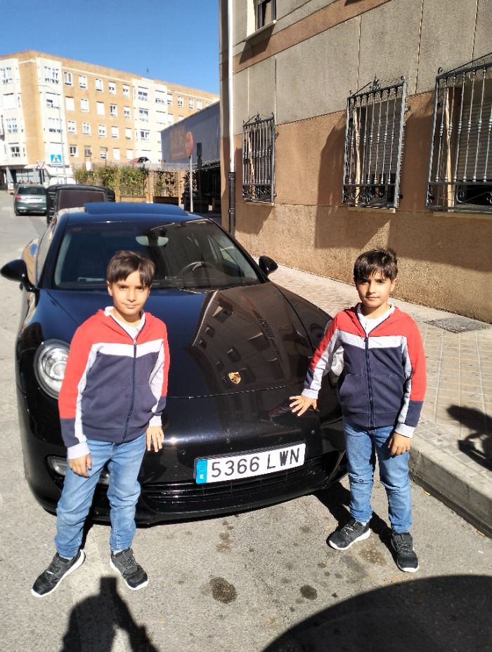 Dos hermanos gemelos, llamados Álvaro y Christian los más tontos de España