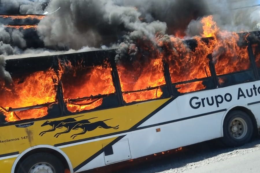 Explotó un colectivo en Neuquén