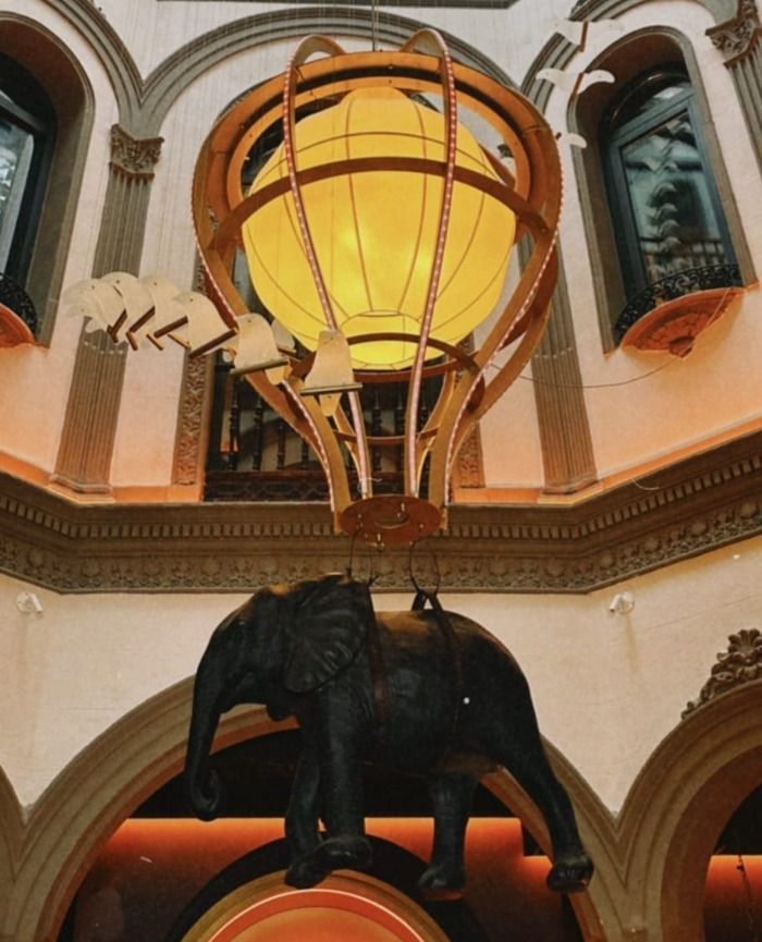 El polémico elefante disecado que corona el patio del restaurante ''El rodeo'' en Sevilla