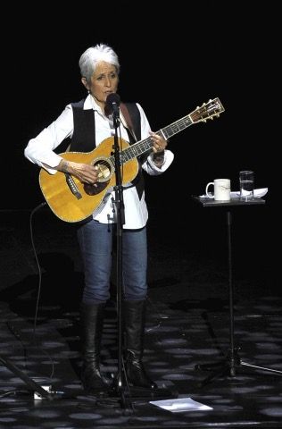 Joan baez toca en un concierto solidario dedicado a las victimas del 11M
