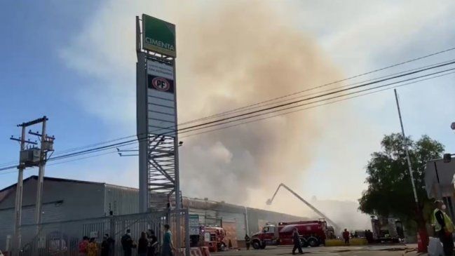Incendio en bodegas Cimentas afecta a Tucapel