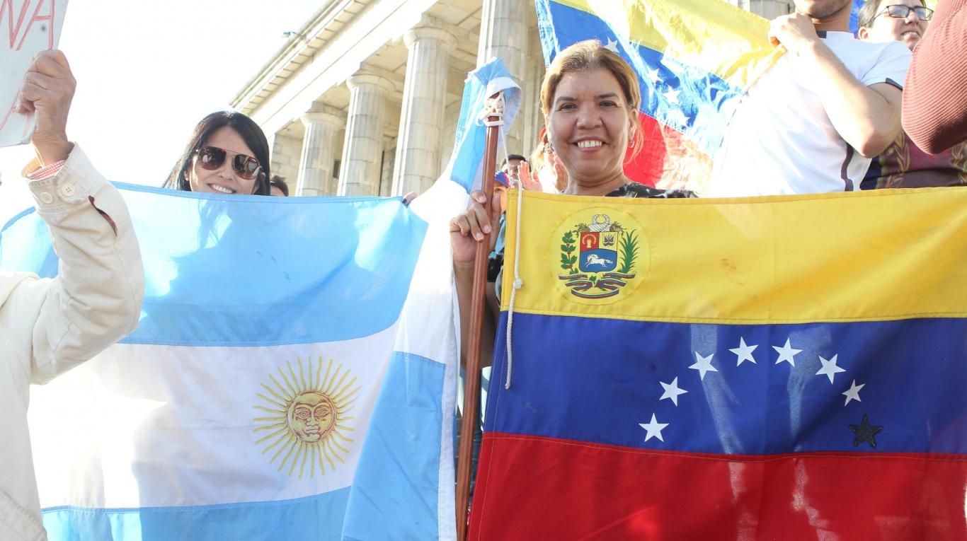 Venezolanos en la Argentina deberán pagar un impuesto del 40