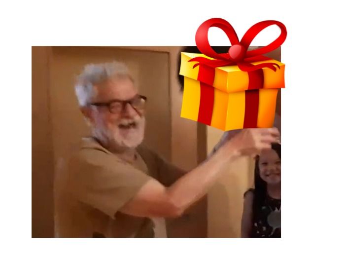 Un abuelo se dedica a abrir los regalos de Papá Noel de tod@s l@s niñ@s de Alcobendas