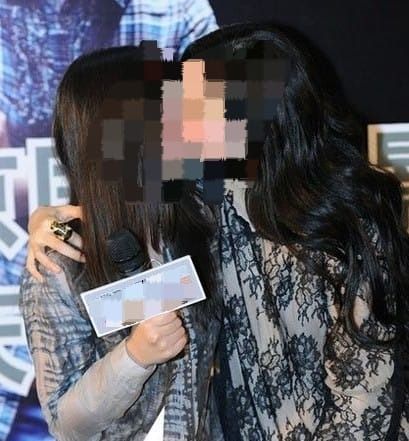 ¡Actriz china metida en polémica por besar a su compañera de trabajo en TV nacional!