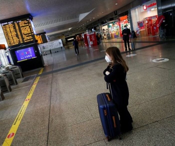 Covid: ómicron obliga a cancelar miles de vuelos en todo el mundo