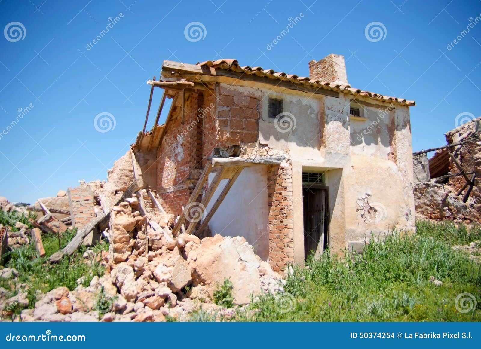 Destrucción por terrorismo en Soportujar,un pequeño pueblo de Granada