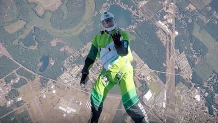 Marquitos se convierte en el primer hombre en saltar de un avión sin paracaídas y sobrevivir gracias a su gran polla