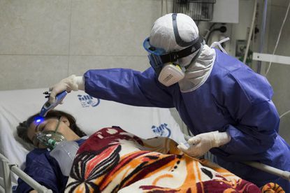 Abuela de 5 nietos agoniza en hospital por no querer vacunarse