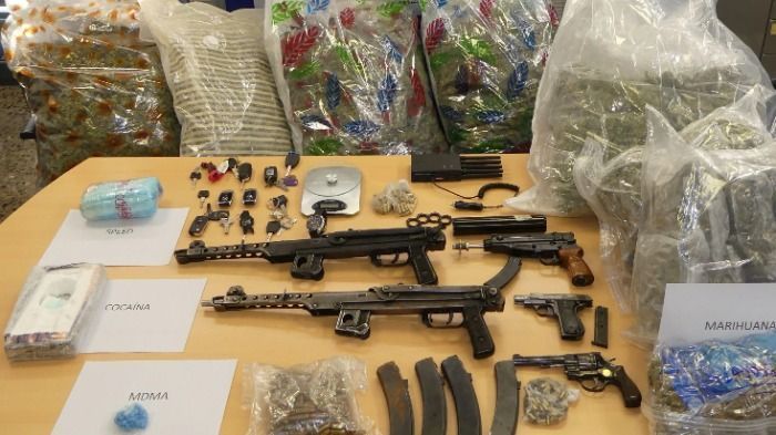 La Policía Foral desarticula una peligrosa organización criminal dedicada a la venta de drogas y armas ilegales.