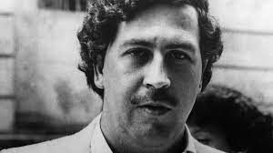 Encuentran a Pablo Escobar vivo en un centró comercial de Medellín