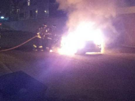 Subaru Impreza se quema tras chocar contra una camioneta