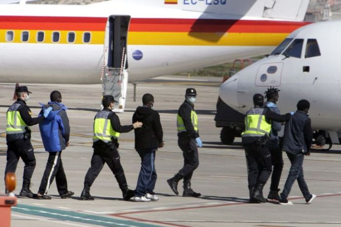 España plantea expulsar a todos los inmigrantes ilegales de su territorio