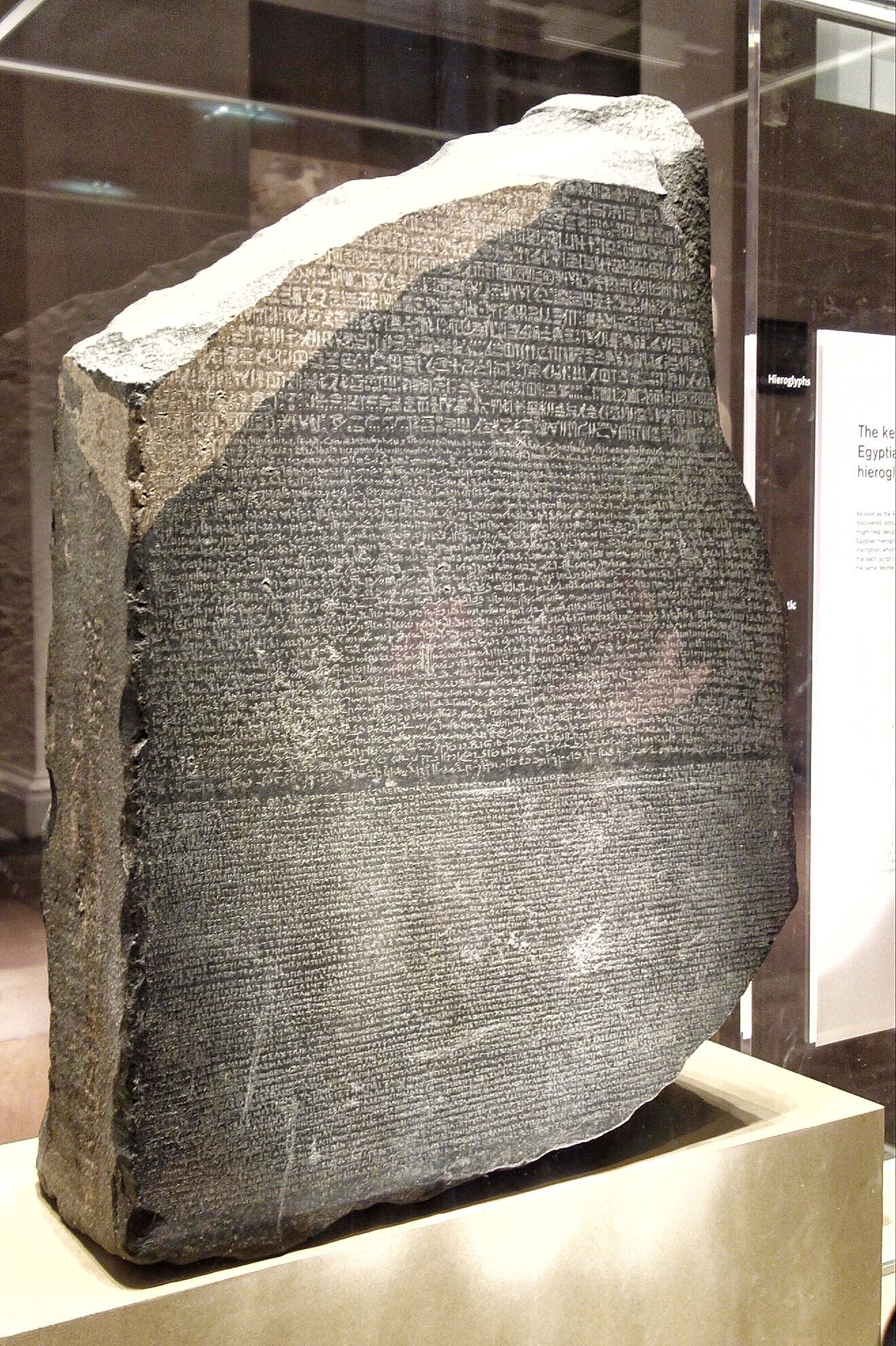 Arqueólogos descifran la piedra de Rosetta