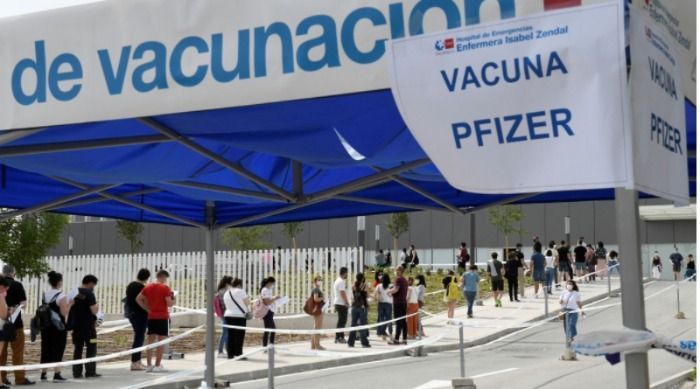 Error en el suministro de vacunas ocasiona colas de dos horas en el Zendal el día de las 15.000 vacunaciones:
