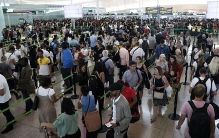 Más de 46 mil personas afectadas en cancelación de vuelos