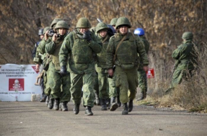 Ucrania solicita cuarentones afeminados para ser los primeros en fila ante una guerra