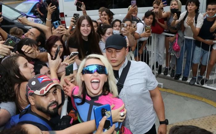 Miley Cyrus dio positivo Covid en Argentina y cancela lollapalooza