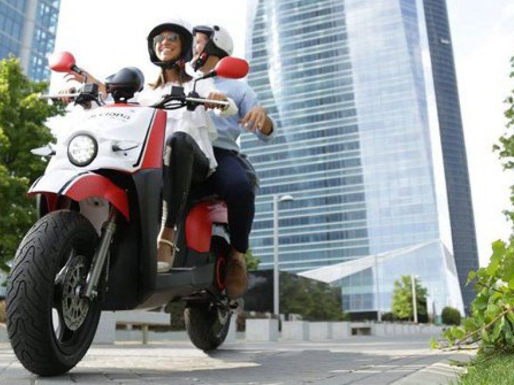 VIRAL: Dos jóvenes la lían con una moto eléctrica