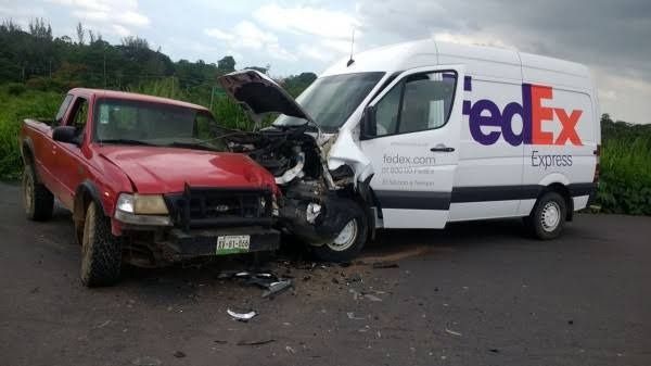Aparatoso Accidente sufre camioneta de Fedex