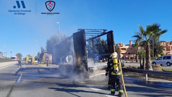 Un camión en Estepona se incendia y explota.
